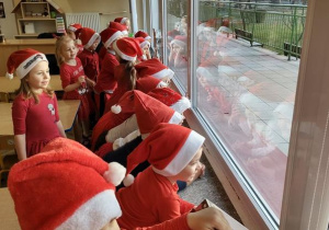 Odkrywcy obserwują Mikołaja przez okno